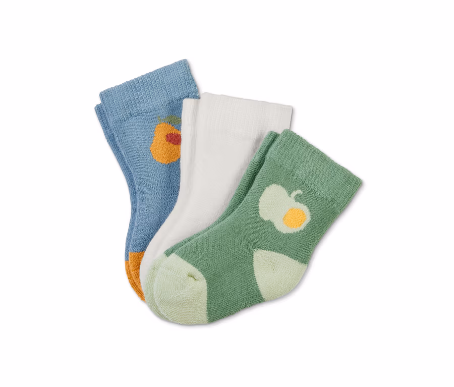 Drei Paar Babysocken: blau mit Pfirsich, weiß und grün mit Apfel.