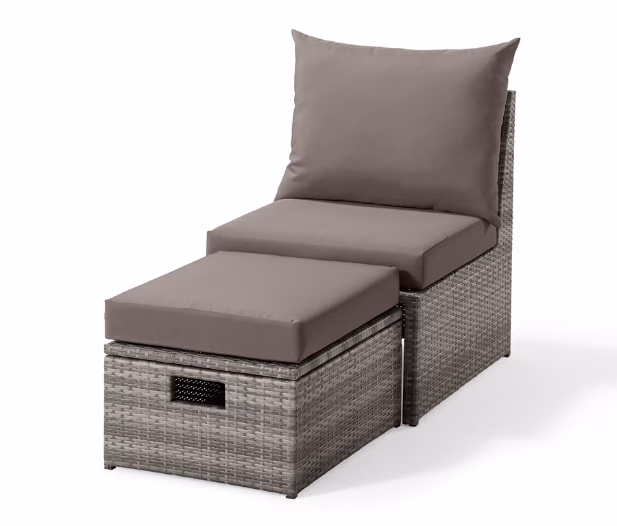 Grauer Loungesessel mit Fußteil aus Polyrattan mit grauen Kissen.