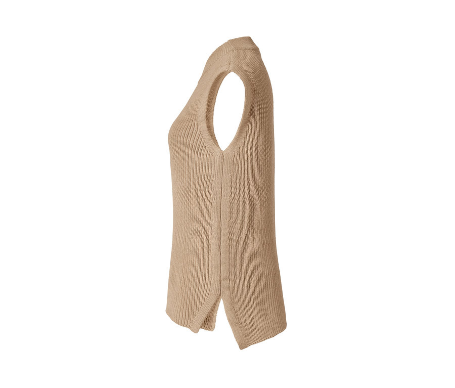 Detailansicht eines beigen Strick-Pullunders.