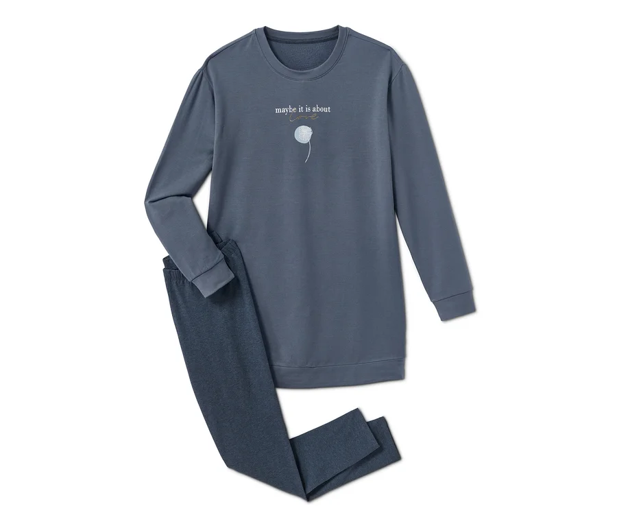 Ein blauer Leggings-Pyjama liegt auf einem weißen Hintergrund. Auf dem Oberteil ist eine Pusteblume und ein Schriftzug.