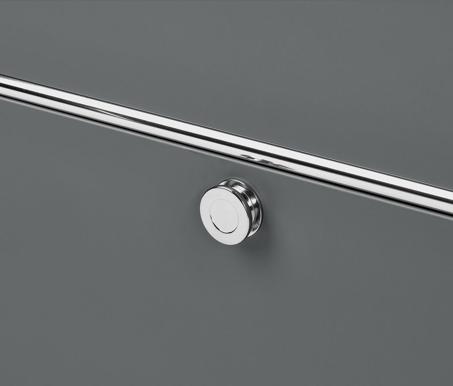 Detail eines grauen Sideboards »CN3« mit silberner Stange und rundem Griff.