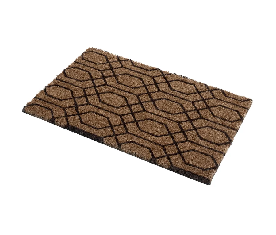 Eine braune Kokos-Fußmatte mit geometrischem Muster.