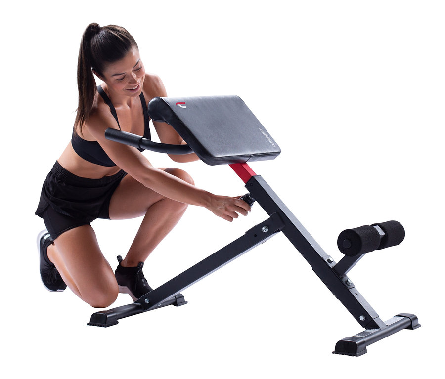 Frau justiert Christopeit Bauch- und Rückentrainer »AB 1000«.