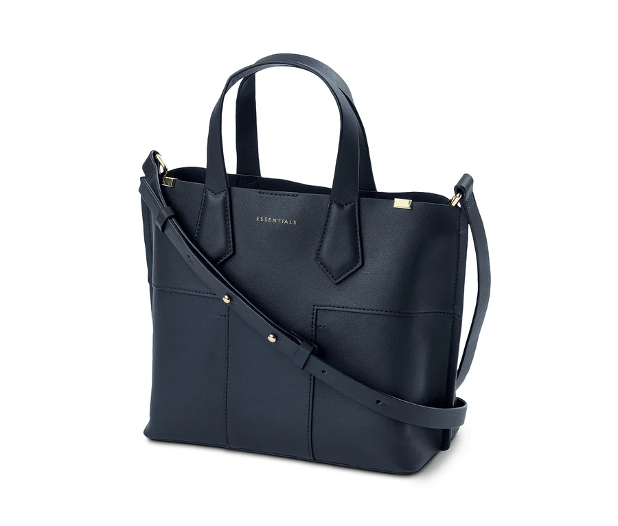 Eine blaue Henkeltasche auf weißem Hintergrund.