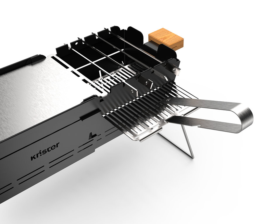 Grill mit Knister Grillspießen und Grillzange.