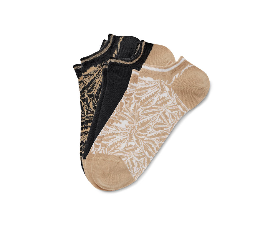 Drei Paar Sneakersocken mit Palmenblätter Muster.