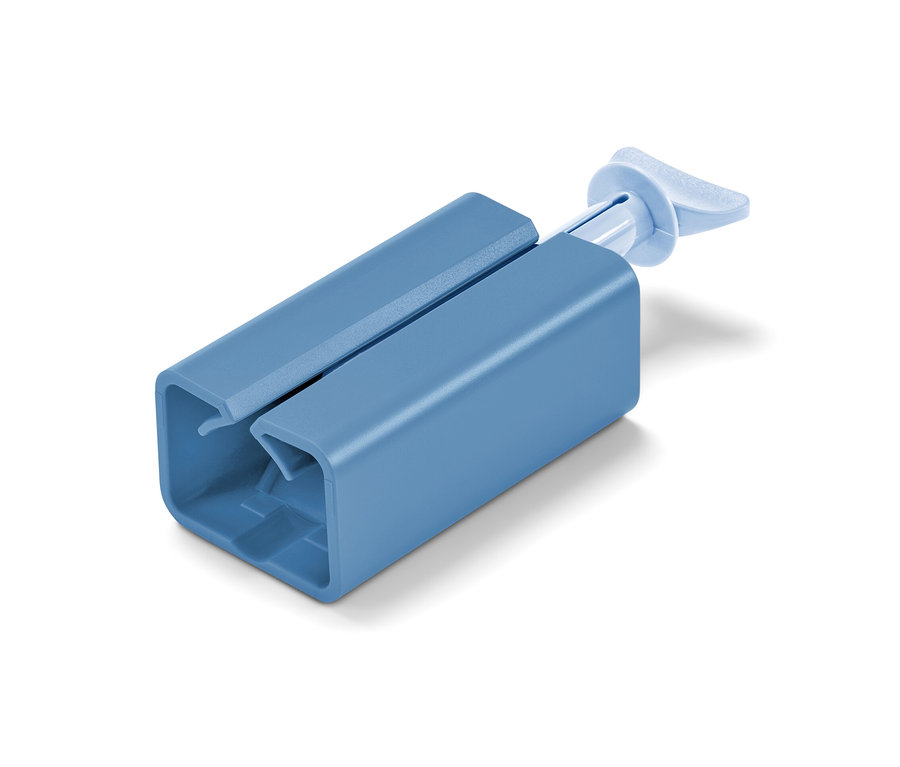 Ein blauer Tubenpresser auf weißem Hintergrund.