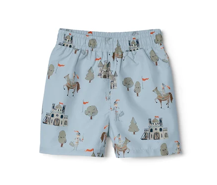 Helleblaue Kinder-Boardshorts mit Ritter-, Burgen- und Baum-Muster.