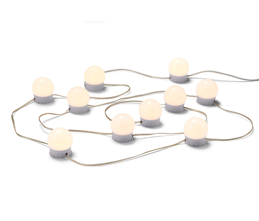Nahaufnahme einer LED-USB-Lichterkette auf weißem Hintergrund.