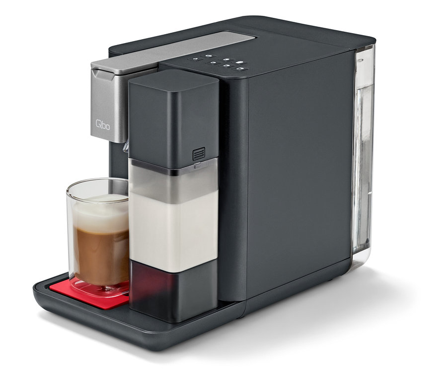 Graue Qbo MILK MASTER Lipstick Red Kaffeemaschine mit Kaffee in einem Glas.