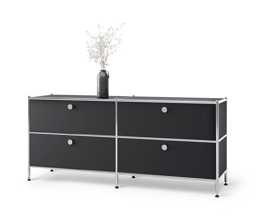 Schwarzes Lowboard Metall »CN3« mit 4 Schubladen und Vase mit weißen Blumen oben.