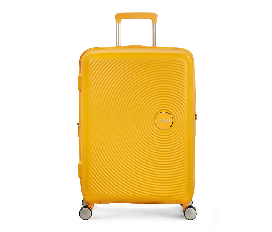 Goldgelber American Tourister Hartschalen-Koffer »Soundbox« Spinner, mittel, vor einem weißen Hintergrund.