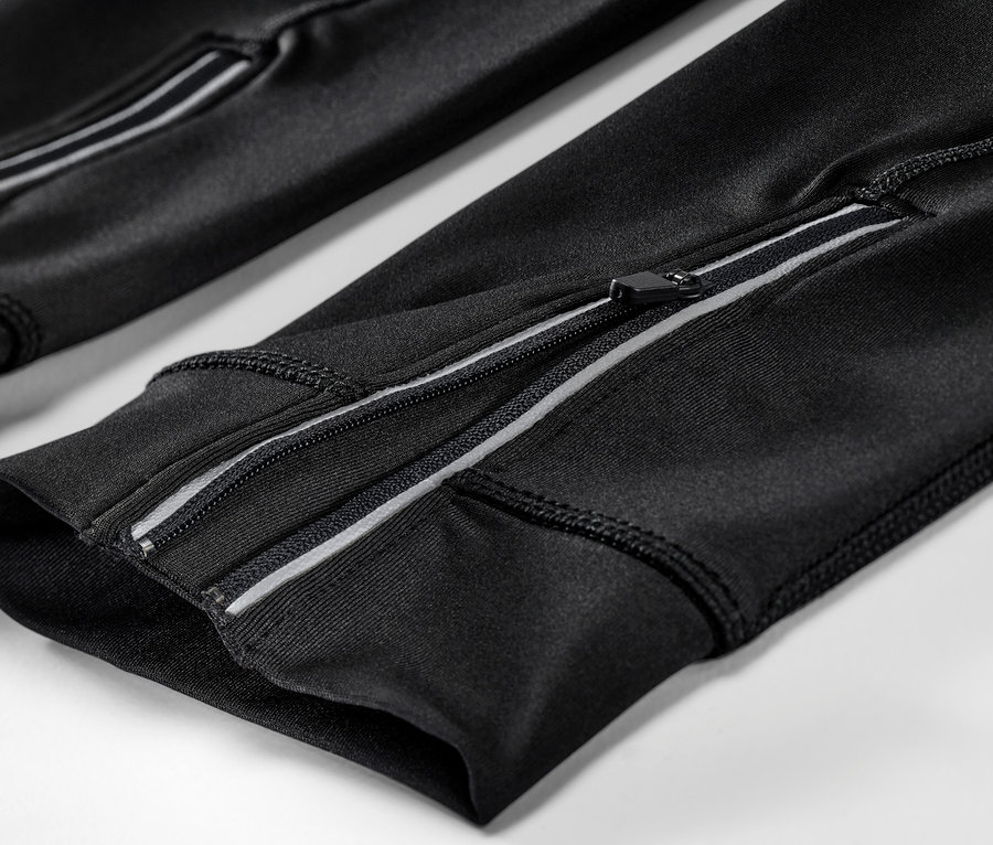 Detailaufnahme einer Fahrradhose mit Reißverschlusstasche.