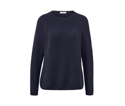 Dunkelblauer Strickpullover.