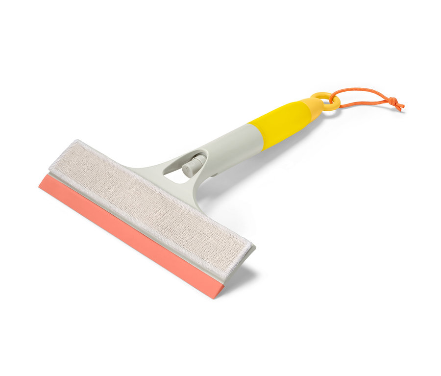 Ein 3-in-1-Fensterwischer mit orangefarbener Gummilippe, beigem Tuch und gelbem Griff.