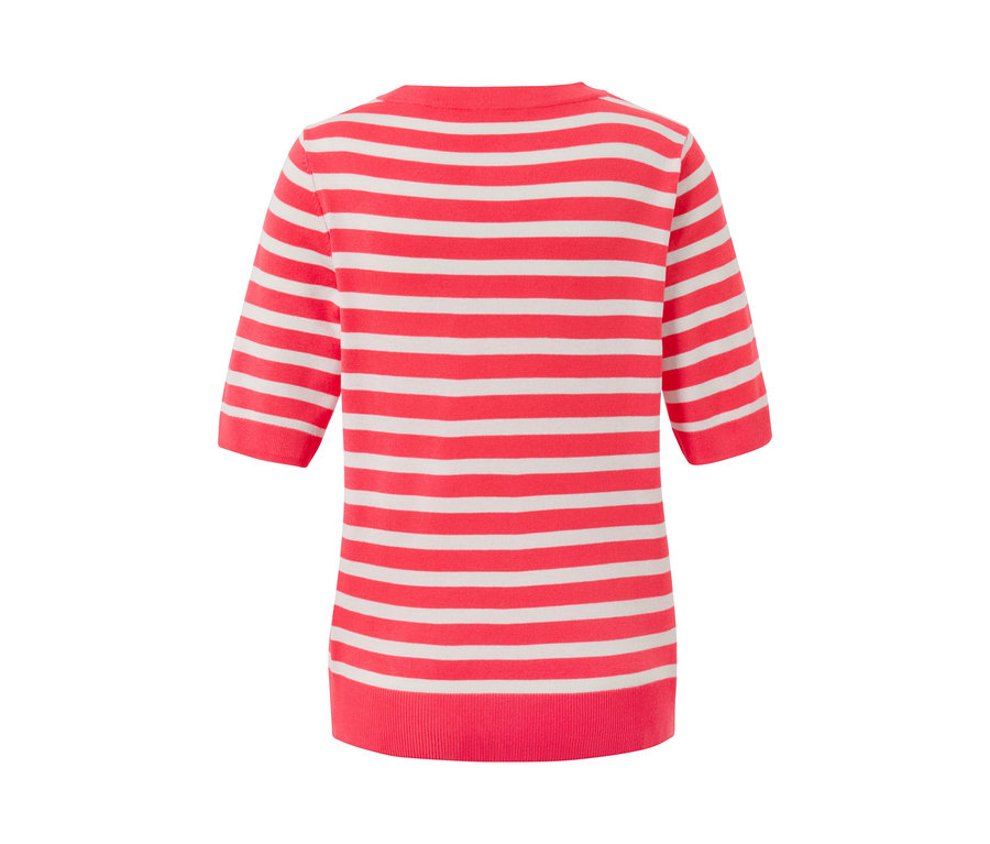 Detailansicht eines rot-weiß gestreiften Feinstrickpullovers.