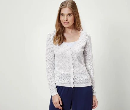 Frau trägt eine weiße Strickjacke mit Ajour-Muster.
