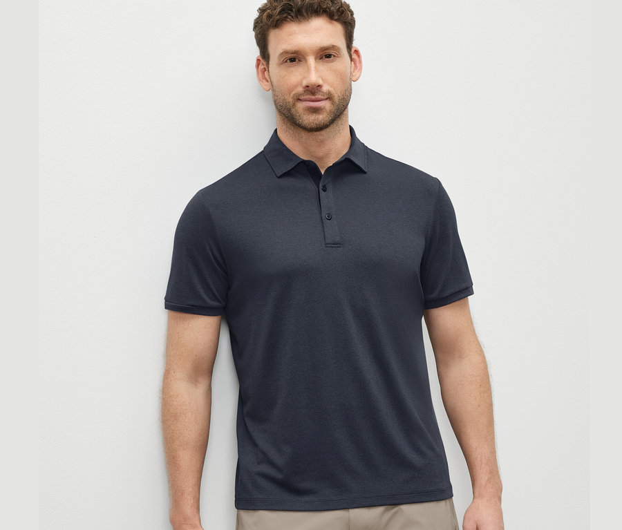 Mann trägt ein blaues Funktions-Poloshirt.
