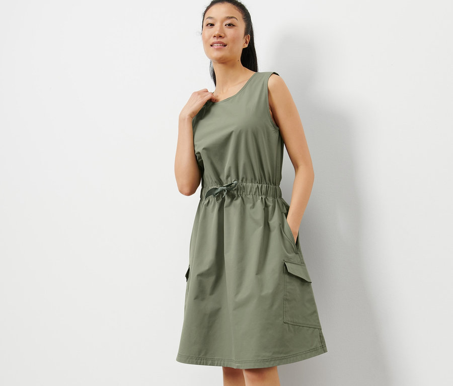 Frau posiert in Funktionskleid.