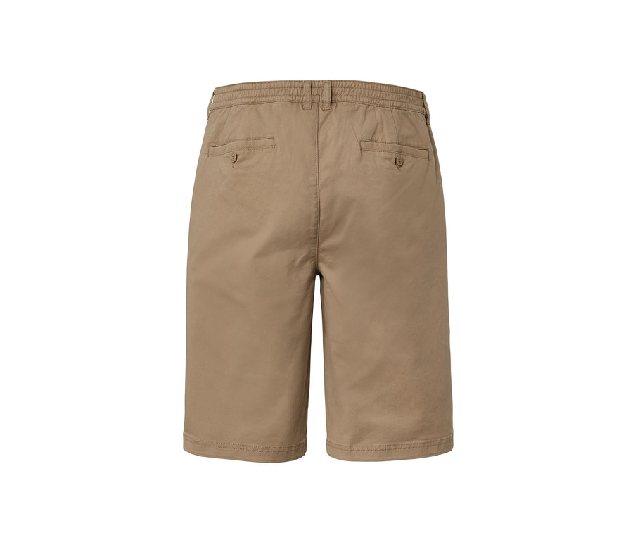 Detailansicht der Rückseite von beigen Chino-Shorts.