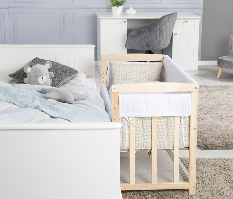 Ein roba 4-in-1-Stuben-Beistellbett »Liebhabär« steht neben einem Bett.