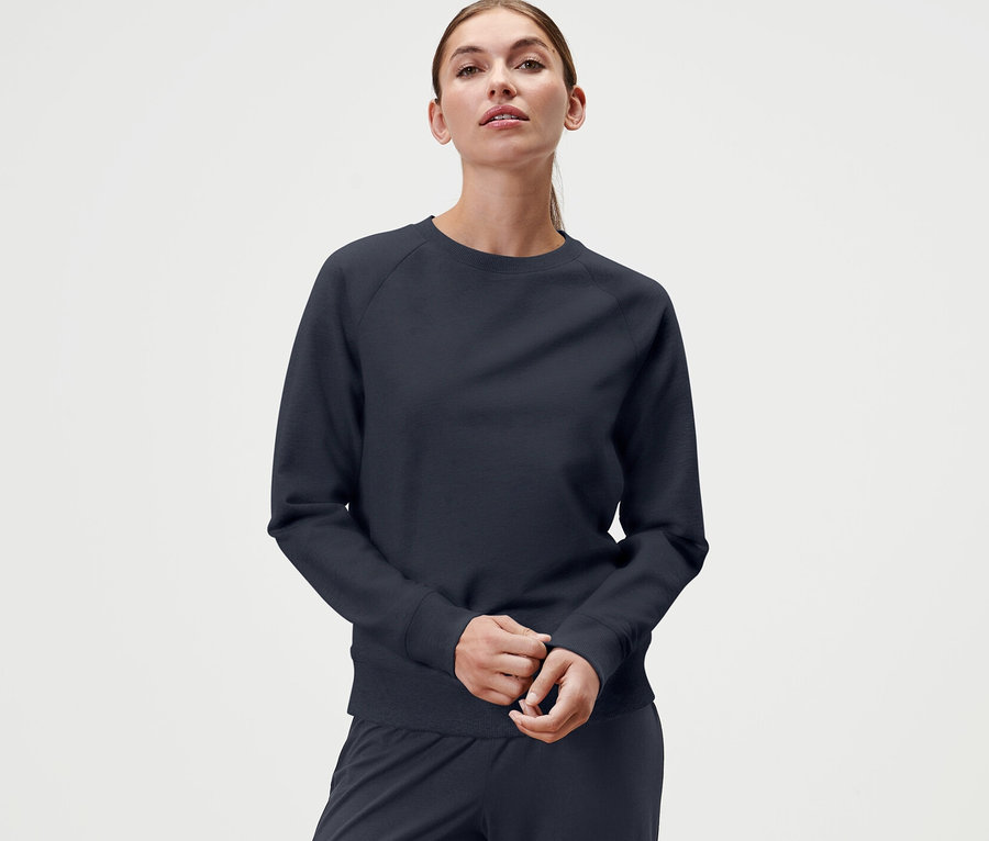 Frau trägt ein Yoga-Sweatshirt, navy.