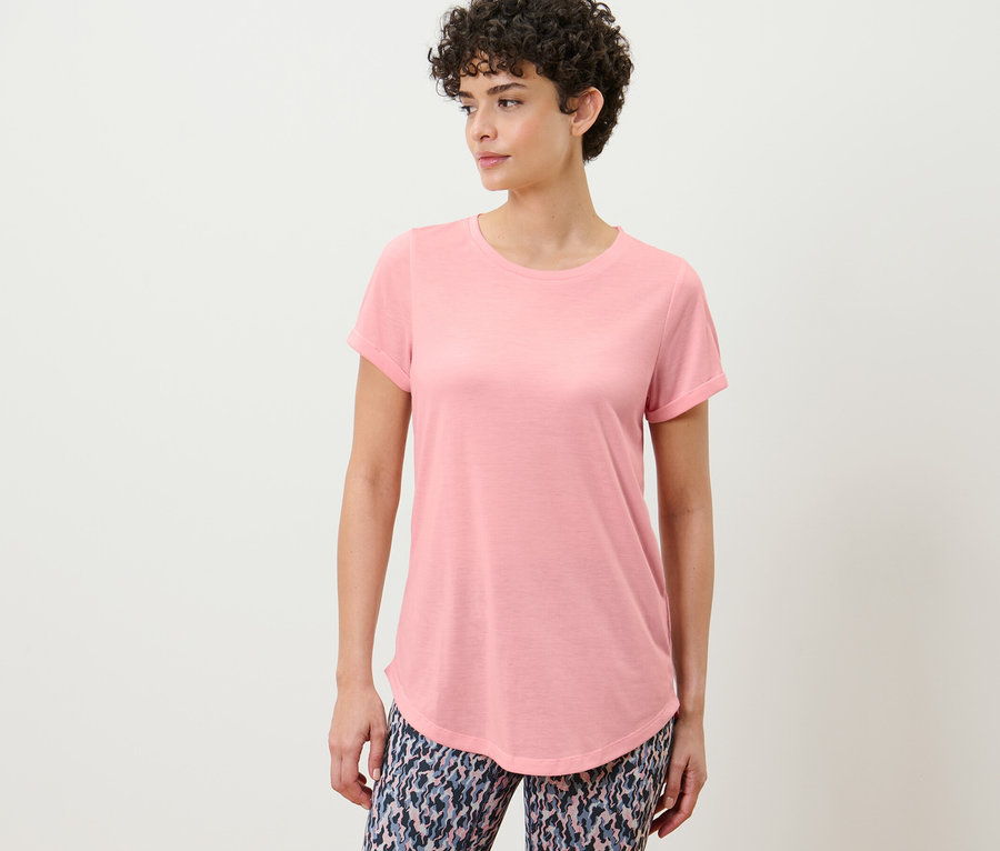 Frau posiert in Longshirt, rosé.