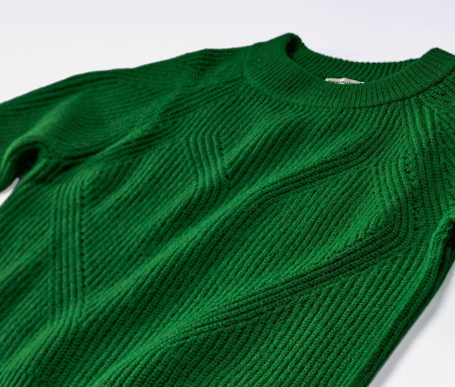 Grüner Strickpullover.