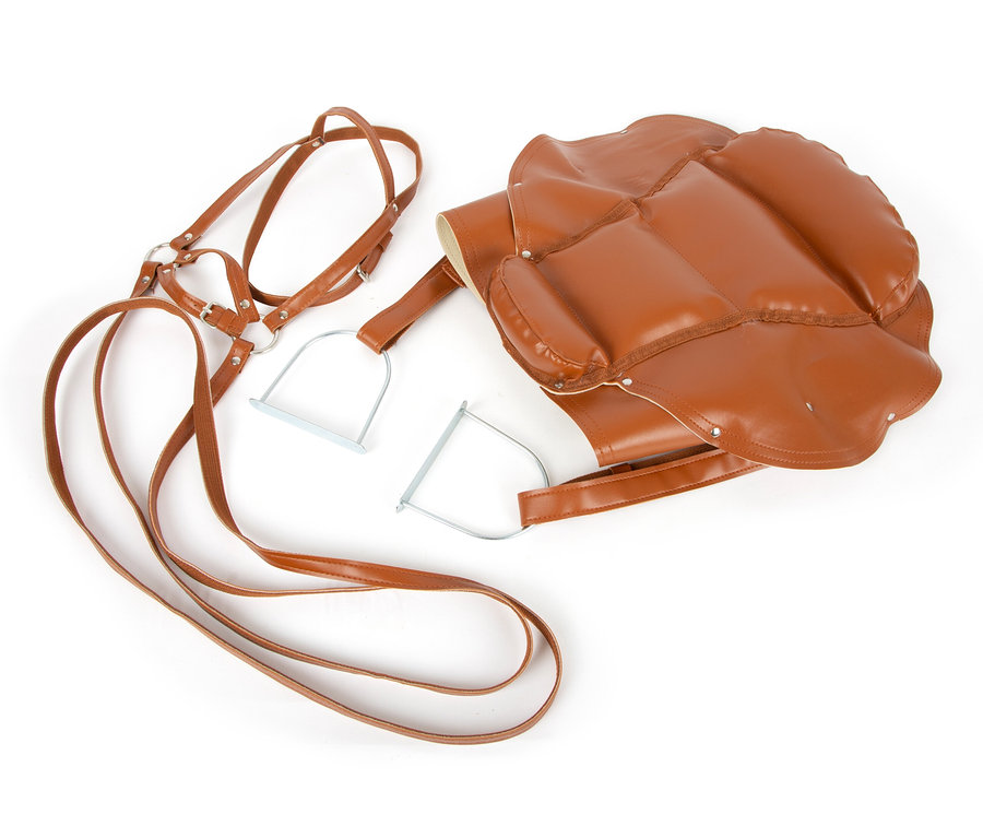 Ein braunes small foot Sattel und Zaumzeug-Set auf einem weißen Hintergrund.