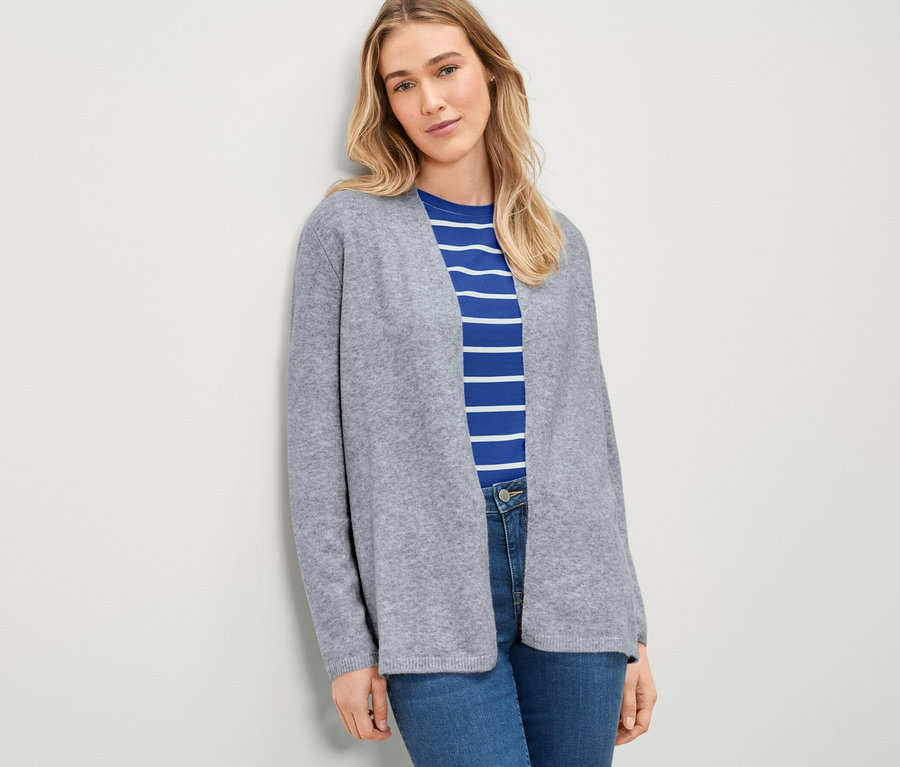 Frau posiert in offenem Cardigan.