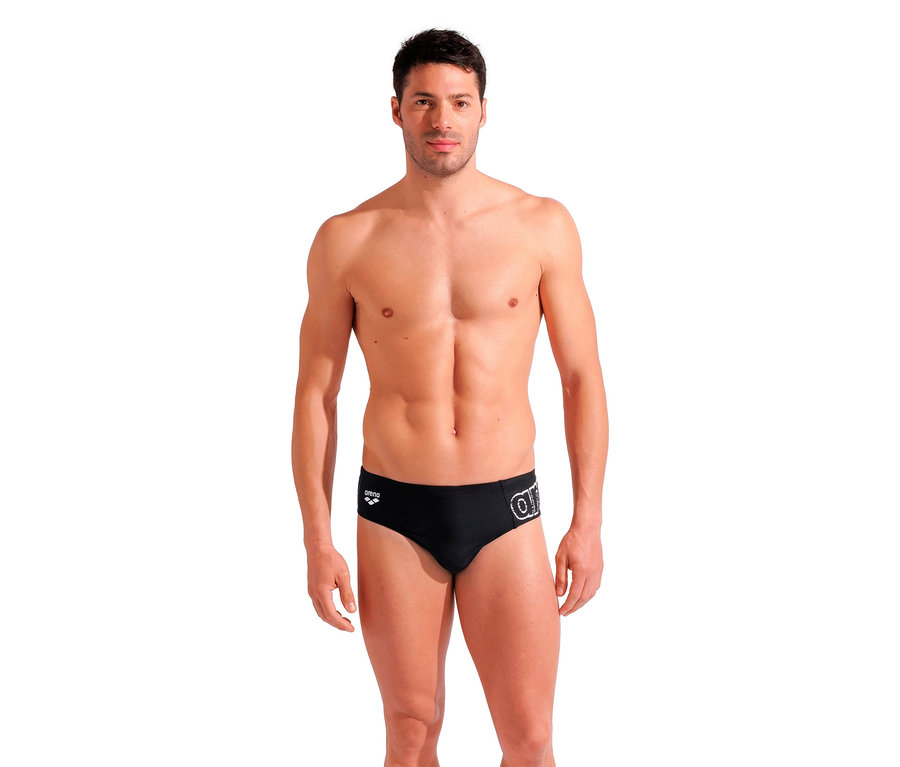 Mann trägt arena Badehosen-Slip Scratchy, schwarz.