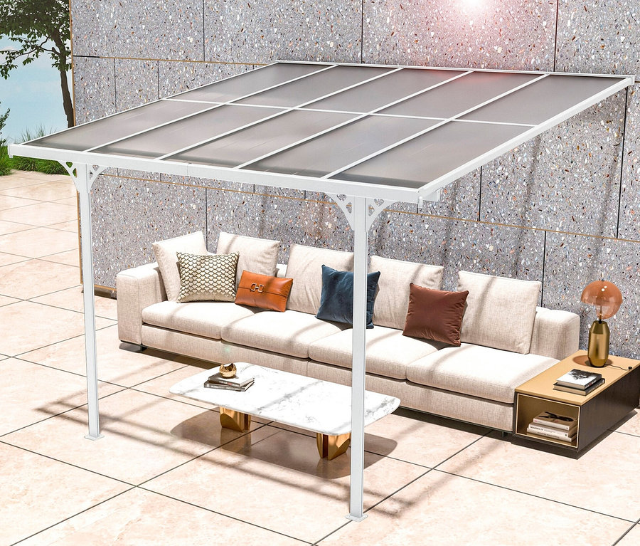 Weiße Terrassenüberdachung, Breite ca. 313 cm, Sofa mit Kissen, Tisch und Lampe.