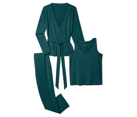 Ein grünes Pyjama-Set bestehend aus einem langärmeligen Morgenmantel, einem Tanktop und einer Hose.