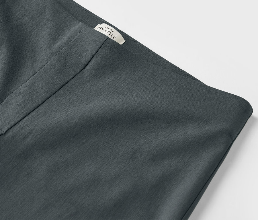 Detail einer dunkelgrünen Stretchhose.