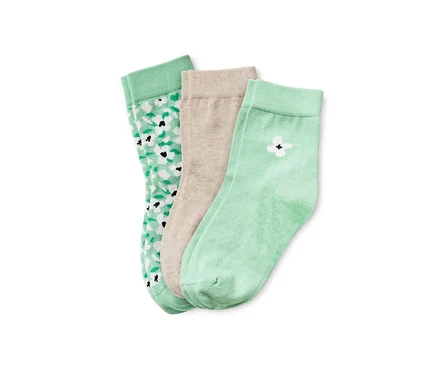 Drei Paar Socken: ein Paar hellgrün mit weißen Blumen, ein Paar beige, ein Paar hellgrün mit einer weißen Blume.