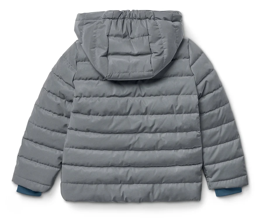 Detail einer grauen Steppjacke mit Kapuze, Rückansicht.