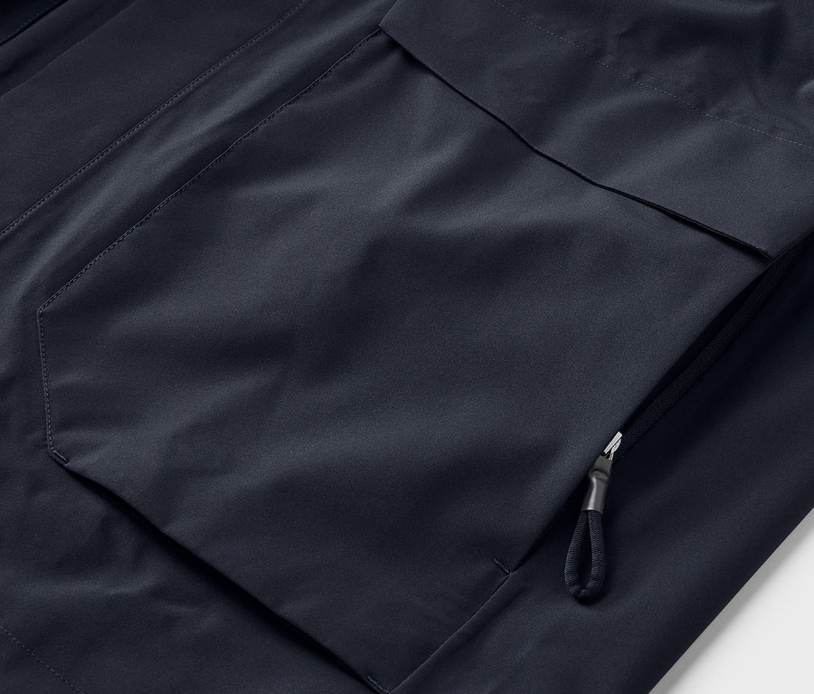 Detailaufnahme einer Outdoorjacke-Tasche.
