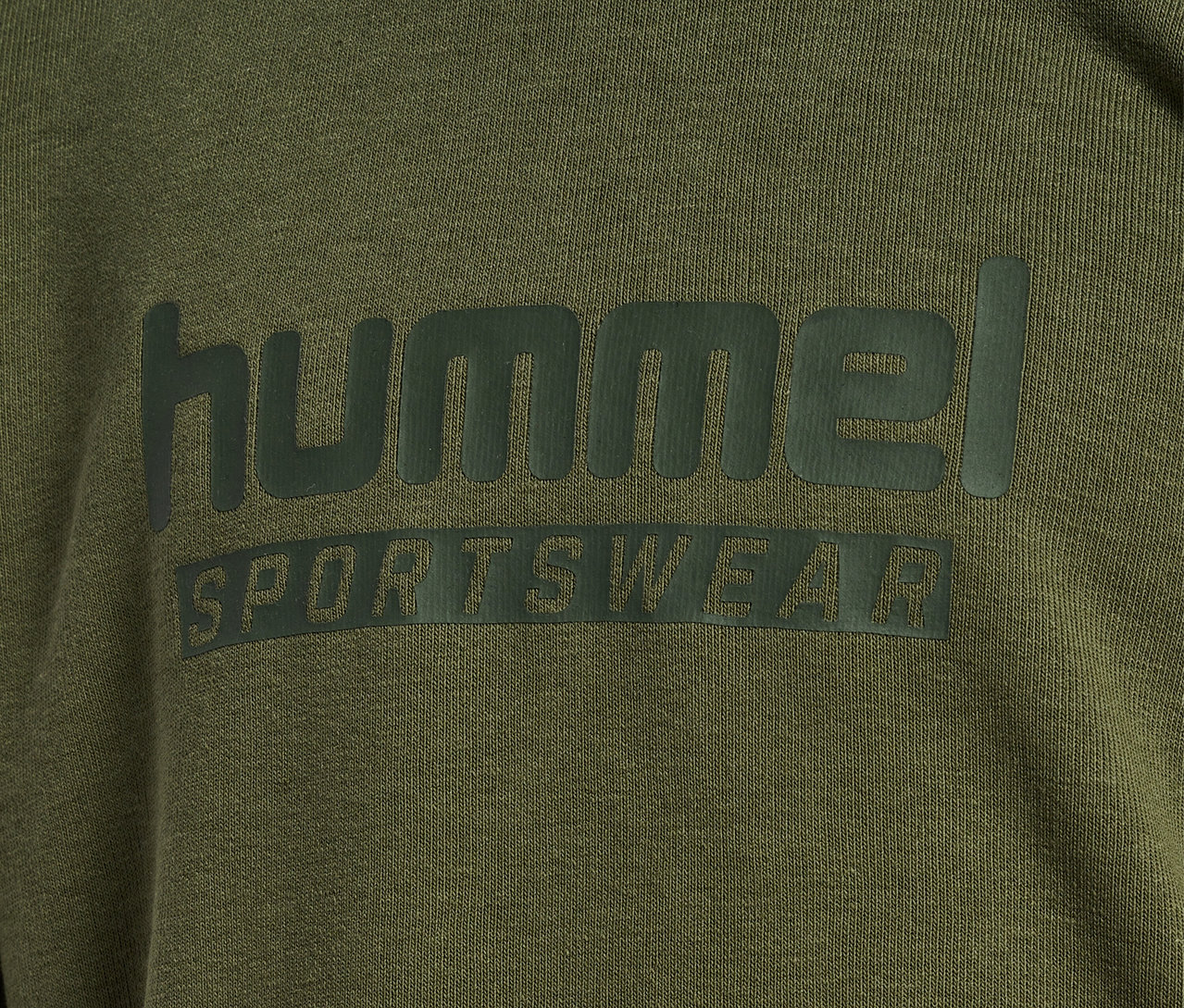 Detailaufnahme eines grünen HUMMEL HMLJR Base-Sweatshirts mit Logo.