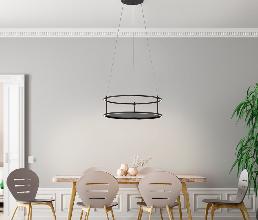 Schwarzer runder Kronleuchter hängt über einem hölzernen Esstisch mit vier Stühlen.