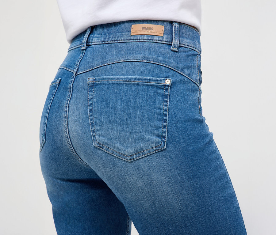 Detailaufnahme einer Frau, die Angels Jeans »Cici Push-Up«, Slim Fit, trägt.