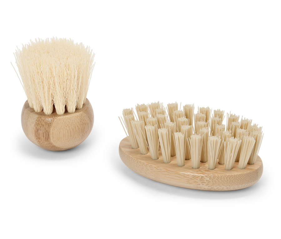 Zwei Holzbürsten mit Naturborsten liegen auf einem weißen Hintergrund.
