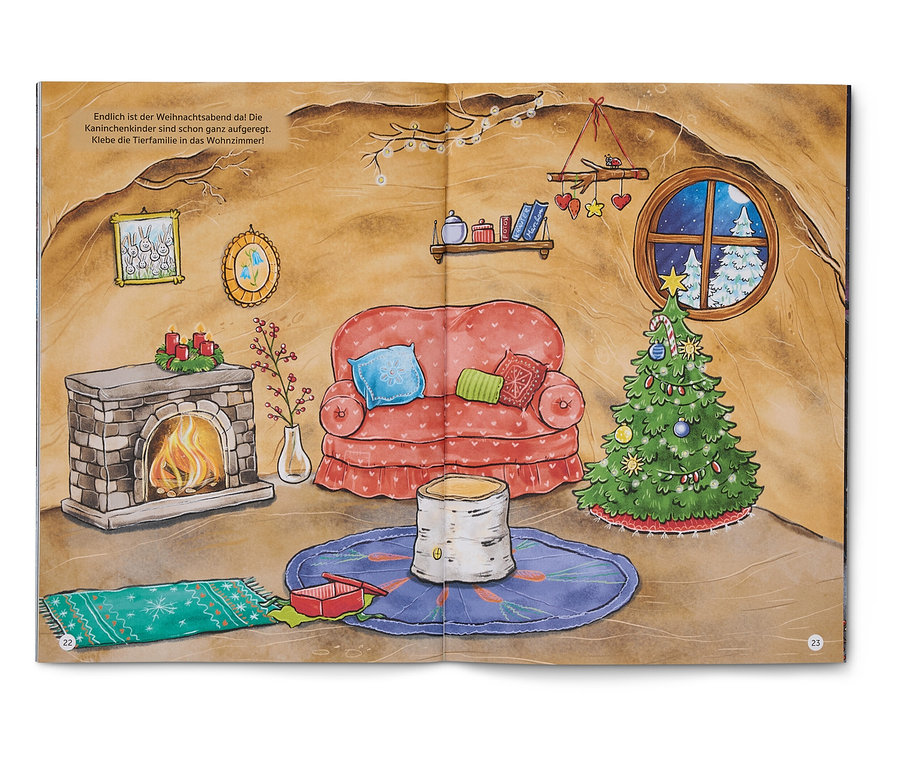 Illustration eines Wohnzimmers mit Kamin, Sofa, Weihnachtsbaum und rundem Fenster.