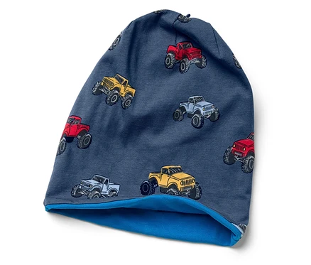 Blaue Mütze mit roten, gelben und grauen Monstertrucks.