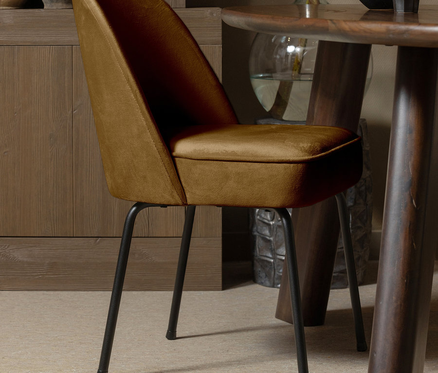 Detailaufnahme eines honiggelben BePureHome Esszimmerstuhls »Vogue« aus einem 2er-Set mit schwarzen Beinen.