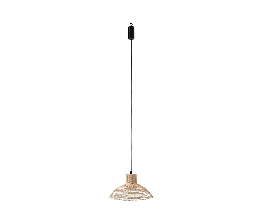 Eine LED-Outdoor-Filamentleuchte mit einem Lampenschirm aus Rattan hängt.