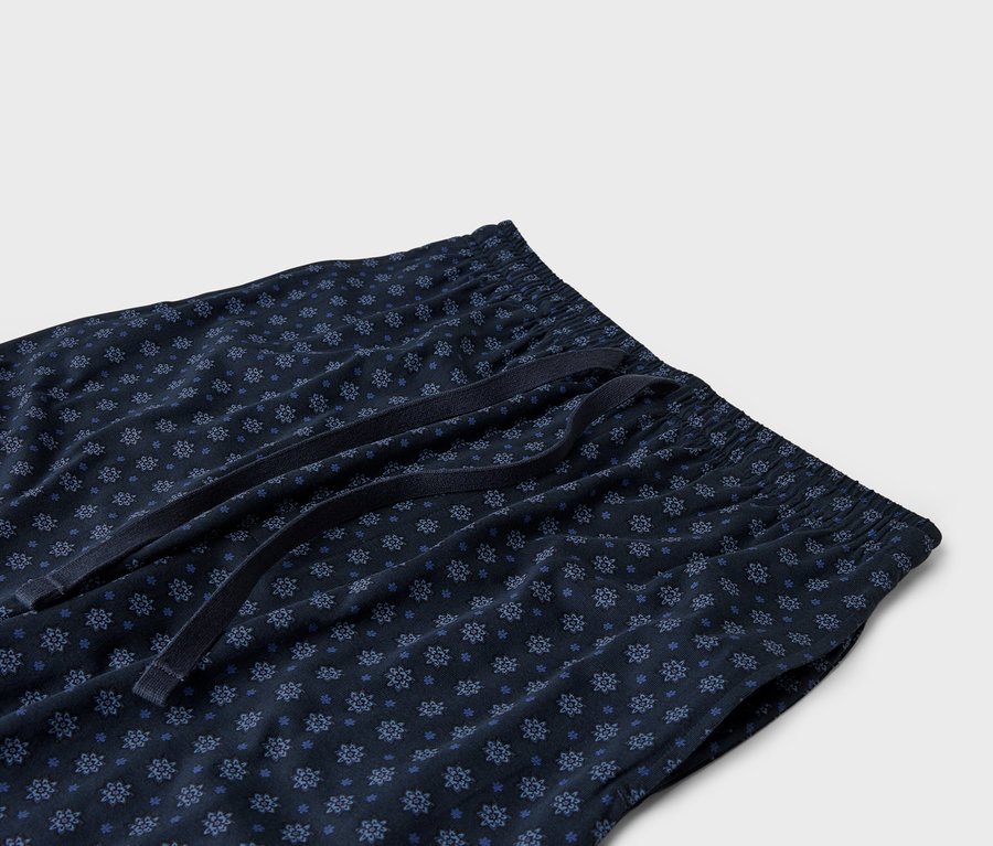 Nahaufnahme einer marineblauen Pyjamahose mit elastischem Bund und Kordelzug.