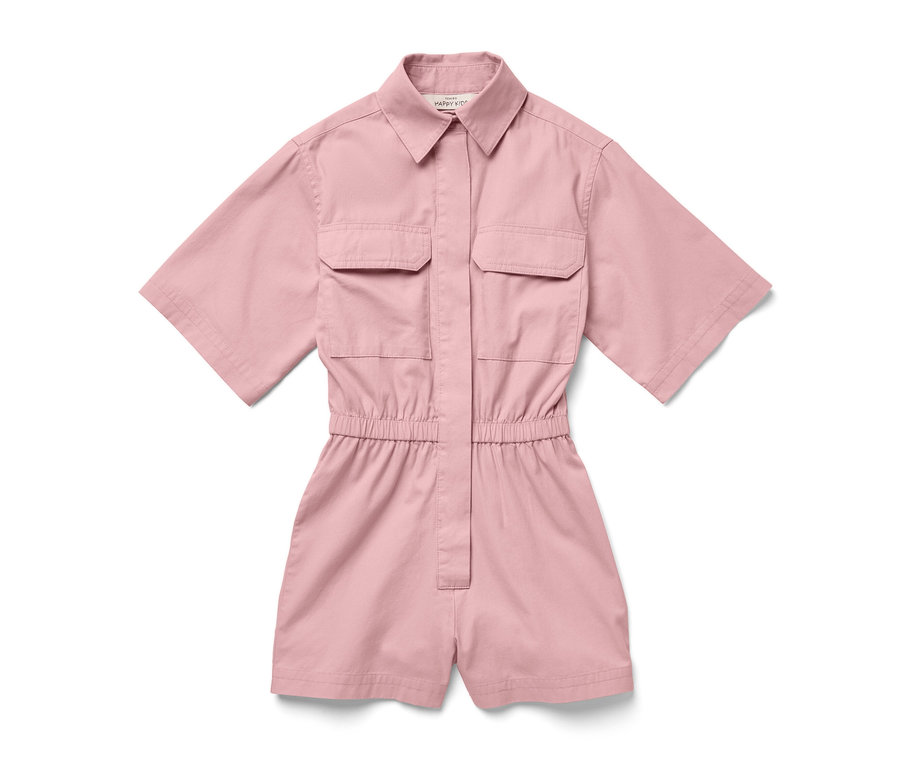 Rosa Kinder-Jumpsuit mit kurzen Ärmeln und zwei Brusttaschen.