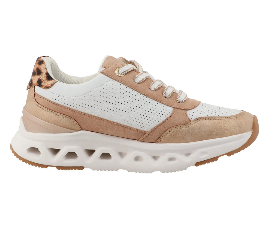 Ein einzelner Damen-Sneaker mit weißem perforiertem Obermaterial, beigen Wildlederakzenten und einer klobigen, geschnittenen weißen Sohle.