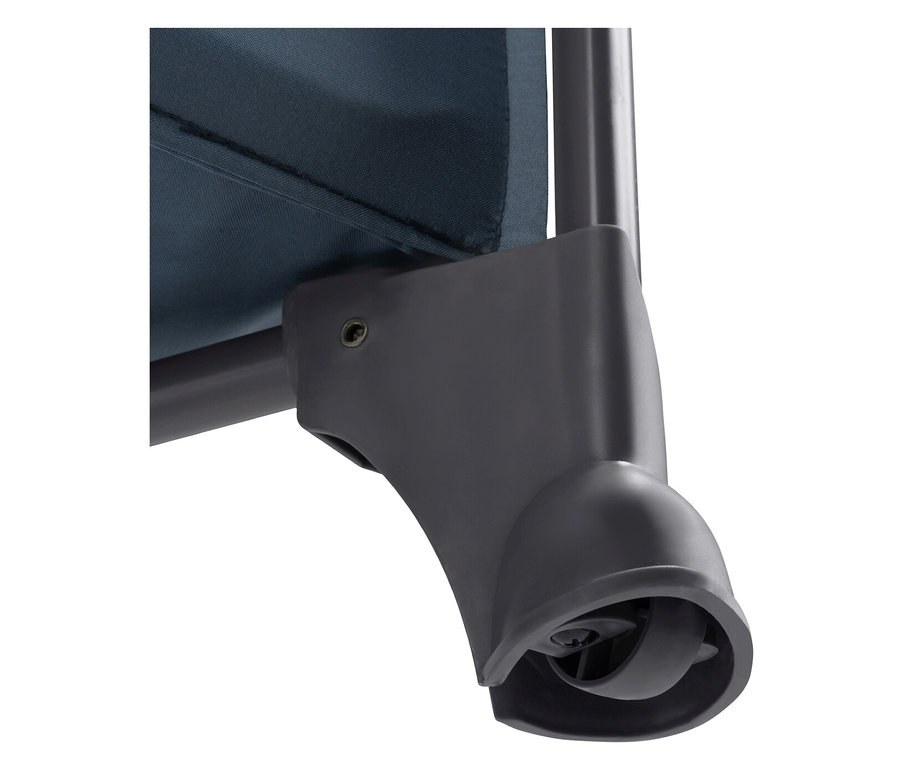 Detailaufnahme eines Rollwagens mit blauem Stoffbezug und einem grauen, runden Rad.