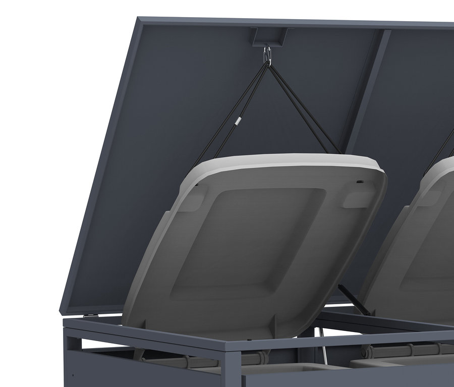 Ansicht von unten von zwei nach oben geklappten grauen Liegen in einem geschlossenen Kasten.